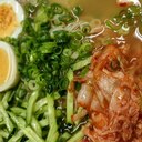 茹で卵とキムチときゅうりとねぎの韓国冷麺
